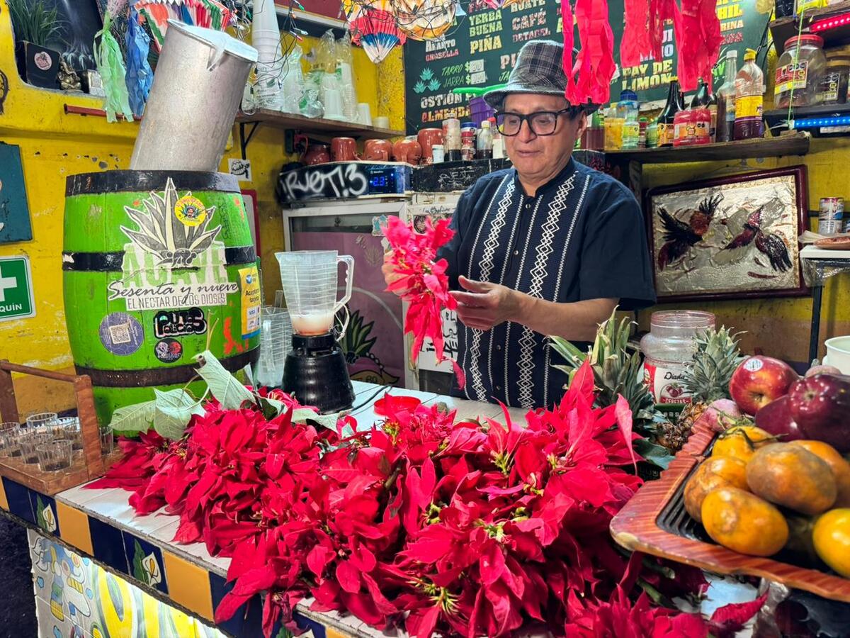El pulque se viste de rojo navideño en Agave 69. | Foto: Cesar García