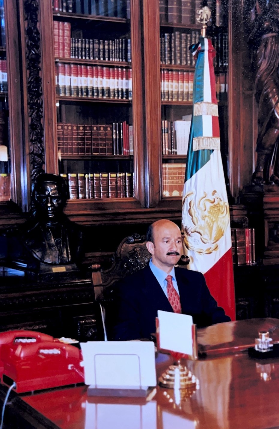 Salinas de Gortari en la oficina presidencial, noviembre de 1994, a finales de su gobierno. | Especial