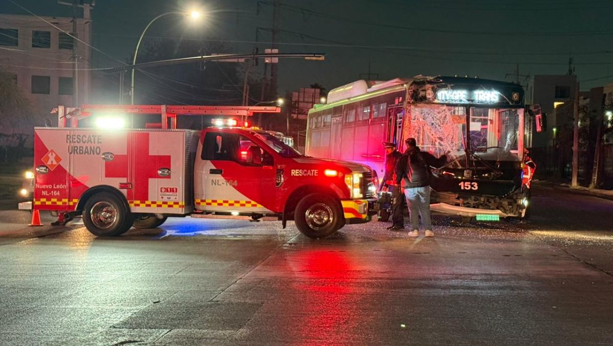 Al sitio arribaron corporaciones de auxilio para atender a los pasajeros lesionados. Fernanda Pérez