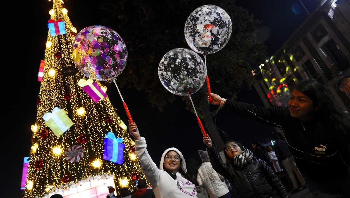 Toluca da la bienvenida a la Navidad con el encendido de su árbol monumental. Foto: (Especial)