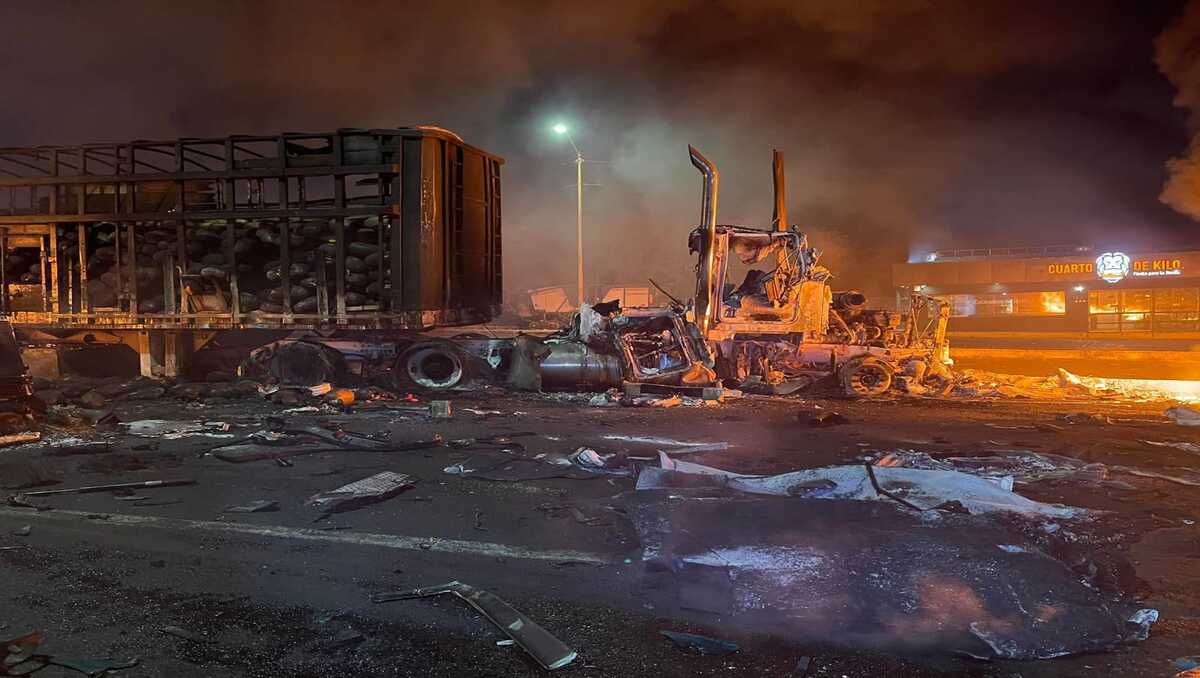 Choque provoca incendio de 4 vehículos en autopista México-Guadalajara; hay un muerto