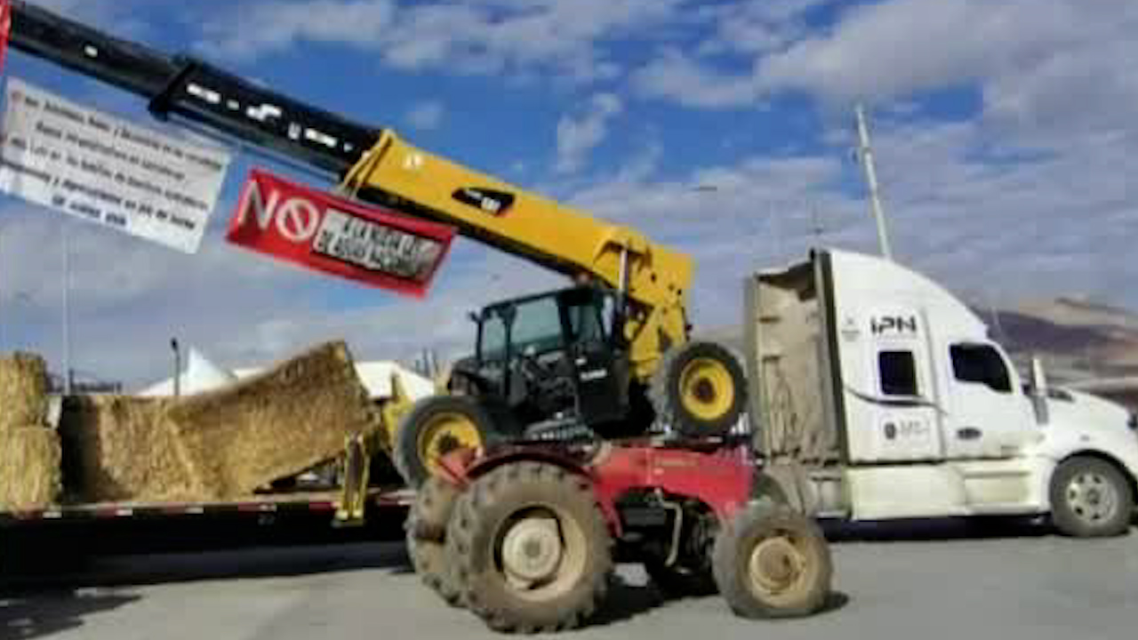 Bloquean cruces fronterizos en Ciudad Juárez con tractores y grúas