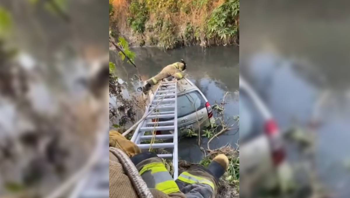 Un bombero descendió hasta el vehículo y reviso en su interior, no encontrando a persona alguna. Especial