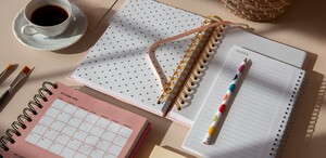 Descubre qué es un Bullet Journal y cómo crear uno personalizado para 2026. Ideas, pasos y tips para organizar tu año con un método práctico y creativo.