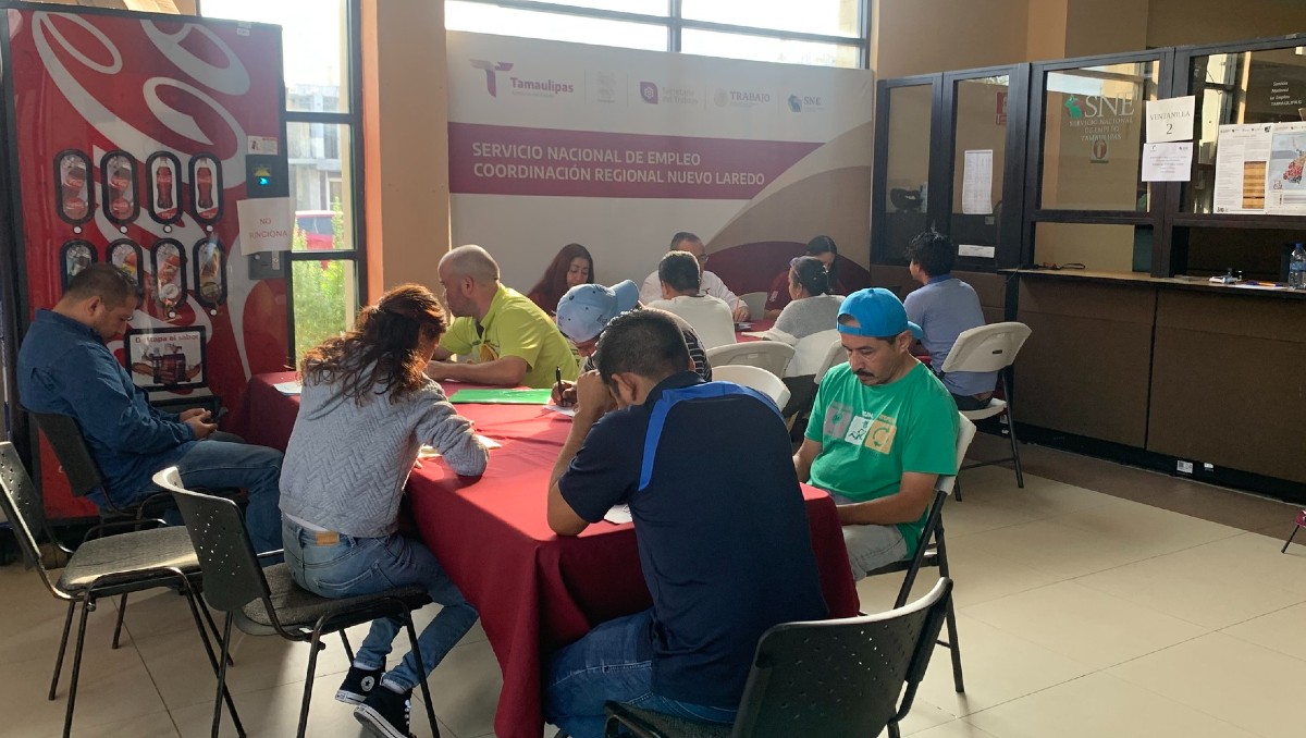 Buscadores de trabajo acuden a la Oficina del SNE en Nuevo Laredo, Tamaulipas.
