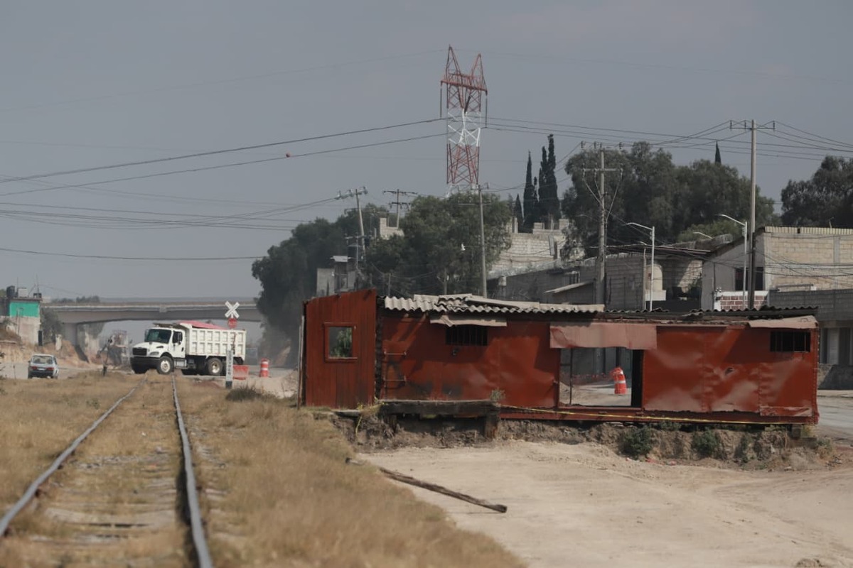 Los camiones y volteos, que despejan el derecho de vía para el proyecto ferroviario, avanzan lentamente hacia los inmuebles. (Jorge Sánchez)