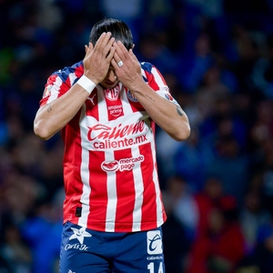 Chivas quedó eliminado del Apertura 2025 con un penal fallado por Chicharito Hernández, lo que recordó los capítulos amargos del Guadalajara en CU