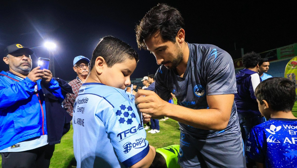 Eduardo Pérez concede autógrafos a la afición de la Jaiba Brava.