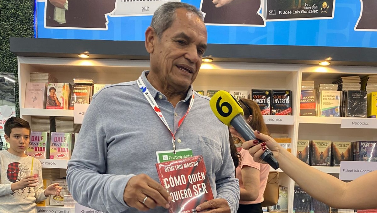 El legendario número 4 de Chivas se estrenó como escritor en la FIL (Foto: Miguel González)