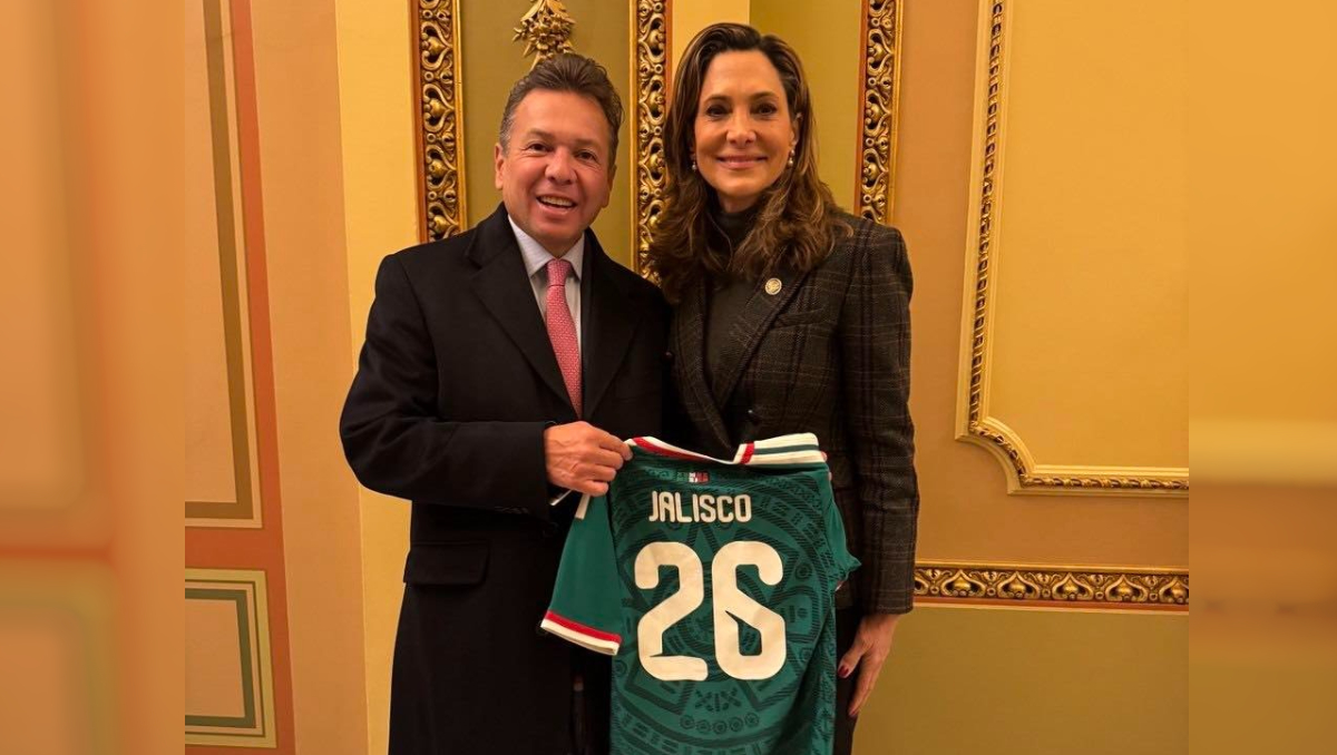 El mandatario estatal le dio una playera conmemorativa a la congresista republicana Elvira Salazar (Foto: Cortesía)