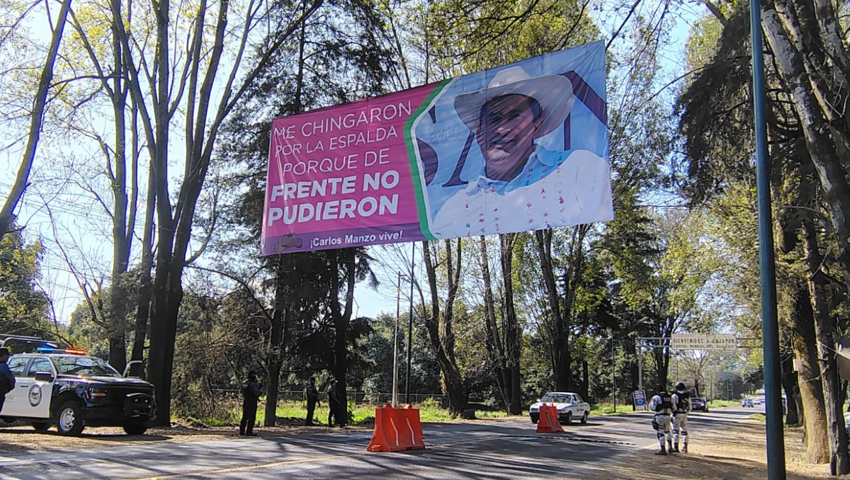 Una manta colocada con la imagen del edil asesinado fue colocada en un punto de revisión de seguridad. | Foto: Omar Brito