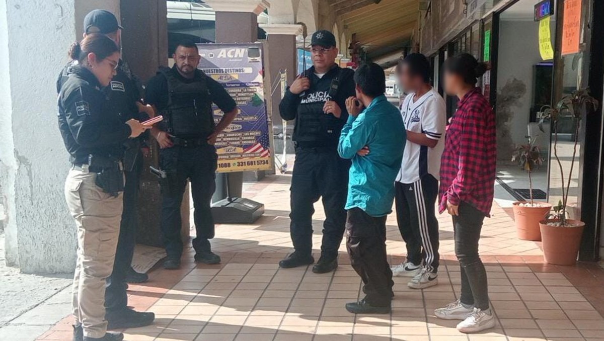 Oficiales de Tlaquepaque ayudaron a las personas de Puebla varadas en Jalisco (Juan Carlos Munguía)