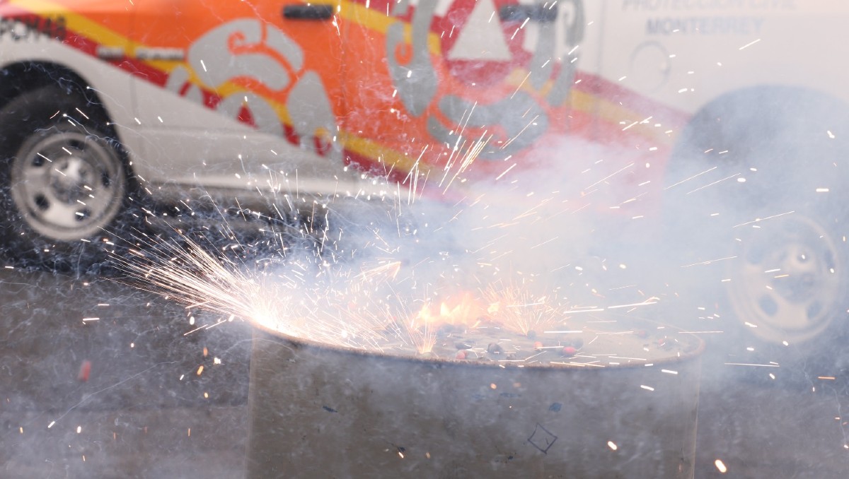 Este tipo de pirotecnia, señalaron elementos, causa quemaduras y lesiones oculares graves.