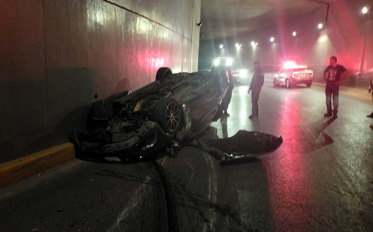 Tras la volcadura no se encontraron personas lesionadas en el lugar.  | Especial