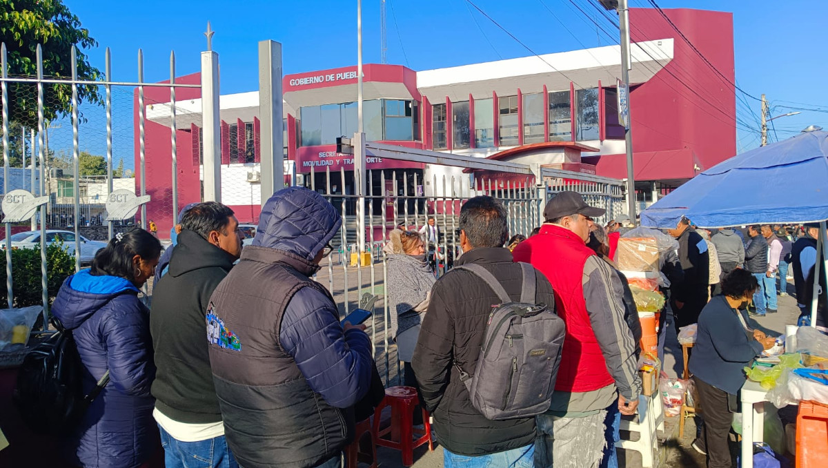 Usuarios acusan presencia de coyotes en las filas afuera del SMT | Especial