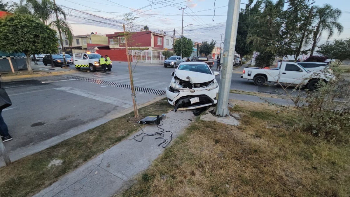 A pesar de lo aparatoso del accidente, el conductor sufrió lesiones muy leves (Foto: Juan Carlos Munguía)