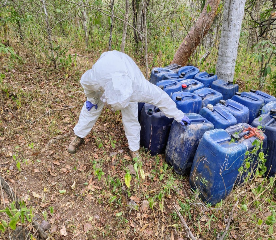Autoridades aseguraron más de 13 mil litros y 825 kilos de precursores para metanfetamina en 10 áreas operadas por grupos criminales. | Especial