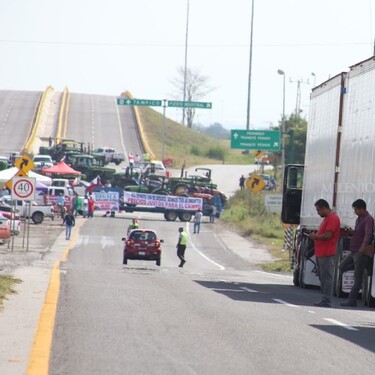 Bloquean carreteras de Tamaulipas agricultores y transportistas. Foto: Yazmín Sánchez