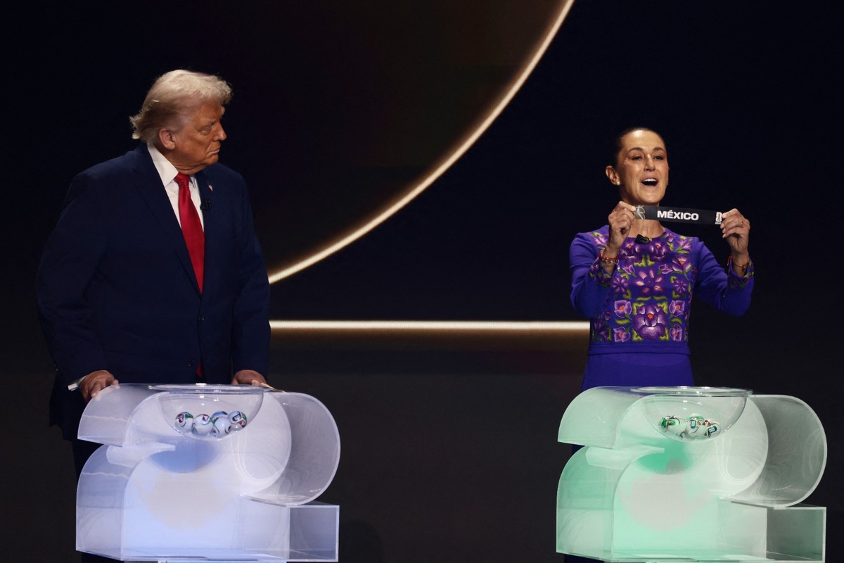 Claudia Sheinbaum y Donald Trump aparecen juntos en el sorteo del Mundial 2026 durante el momento de selección de la bola.