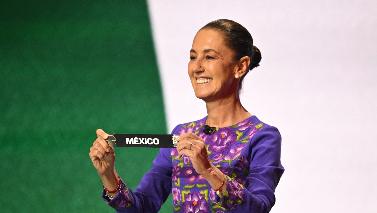 Claudia Sheinbaum, presidenta de México, saca el papelito de México en el sorteo del Mundial (Reuters)