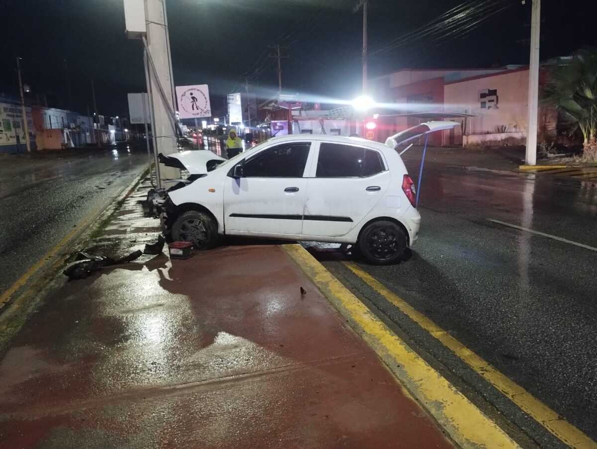 Por conducir a en estado de ebriedad mujer termina sobre camellón. | Especial