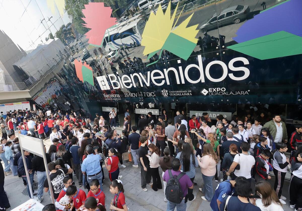 “Vale cada peso, cada centavo lo vale”, asistentes a la FIL adquieren “Grandeza” de AMLO