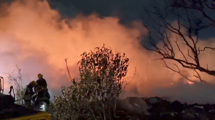 Empleados realizaron una quema de basura que se salió de control. (Guadalupe Trejo)
