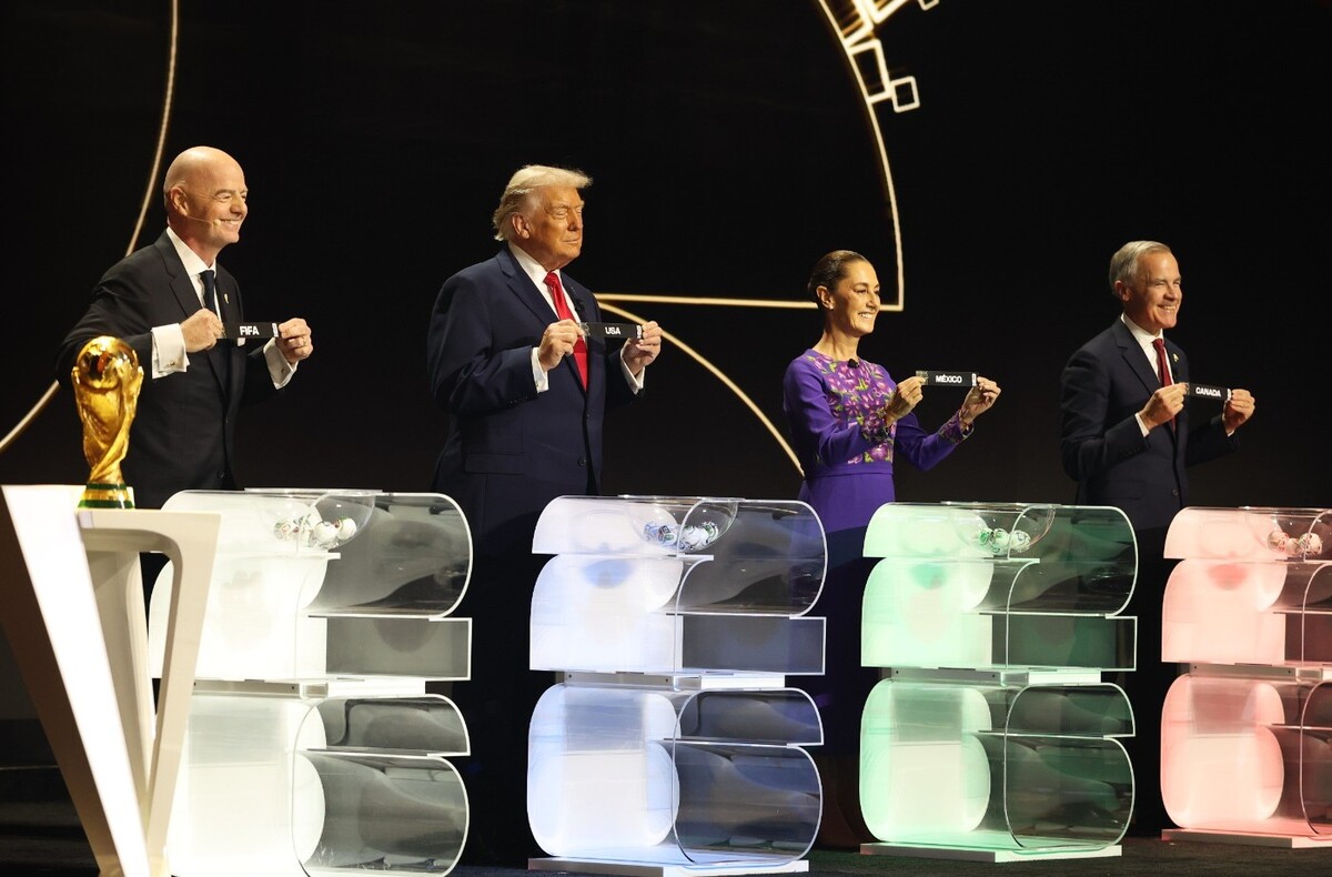 Gianni Infantino, Donald Trump, Claudia Sheinbaum y Mark Carney en el Sorteo del Mundial (AP)