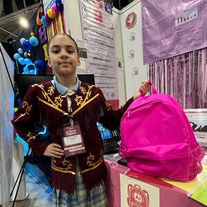 Una estudiante de primaria en la ciudad de Victoria creó un prototipo de una mochila inteligente antibullying, su proyecto destacó en la Expo Ciencia 2025