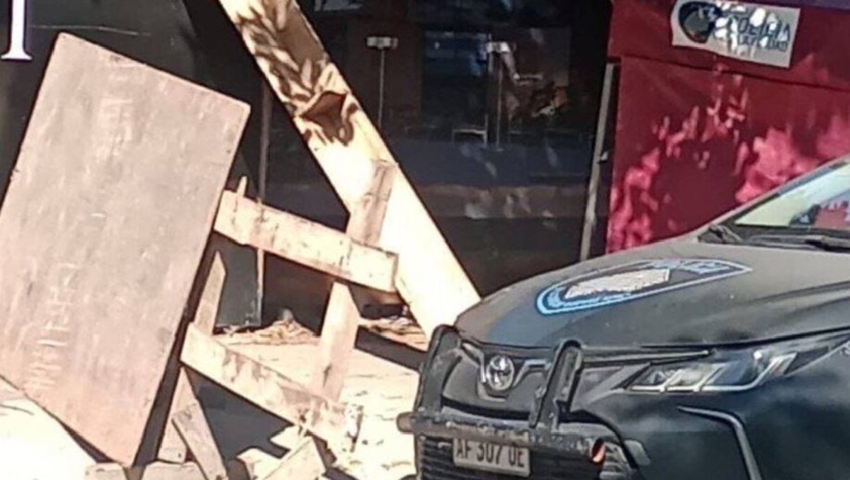 Joven de 20 años muere aplastada por andamio en obra de construcción mientras caminaba por la calle