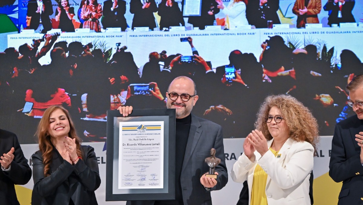 Ricardo Villanueva recibe presea en FIL Guadalajara (Cortesía UdeG)