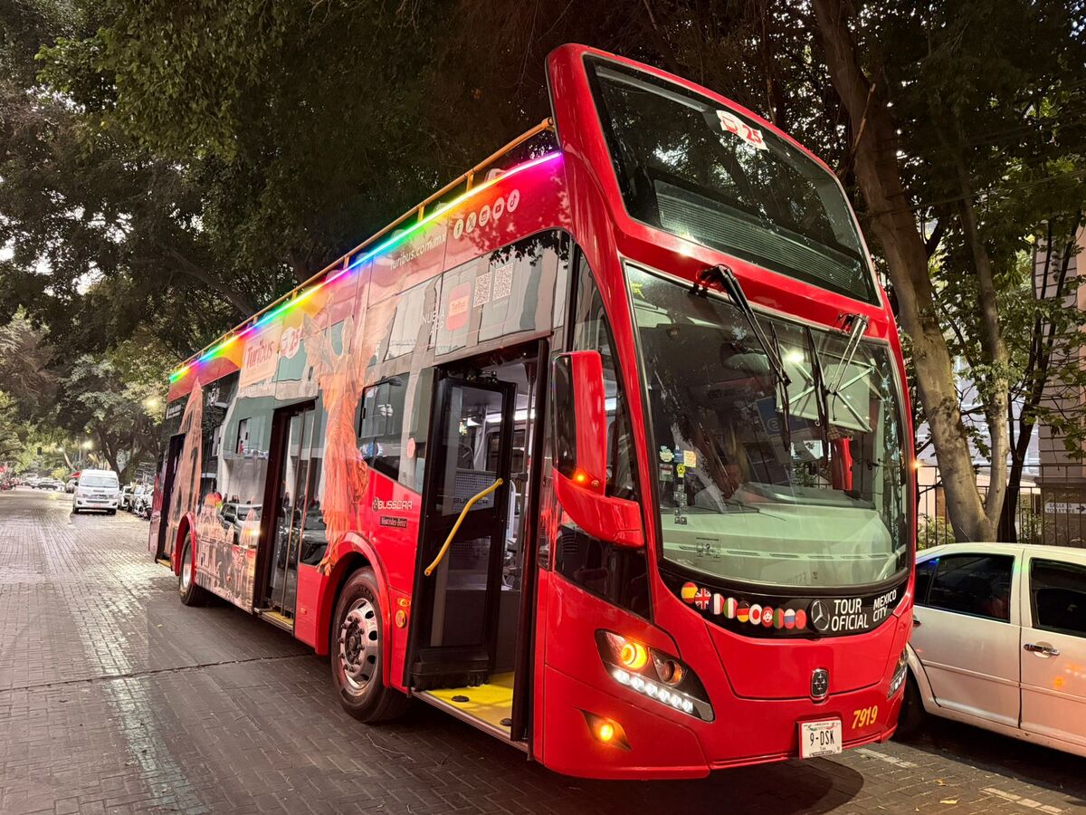 La ruta 'Turibus Museos' ofrecerá acceso exclusivo a la exposición 'Surreal. Rodney Smith' y actividades temáticas. | Cortesía