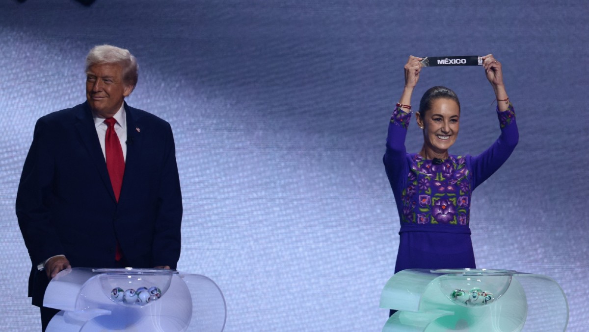 Sheinbaum junto a Donald Trump, presidente de EU, durante el sorteo del Mundial 2026. | Foto: Reuters