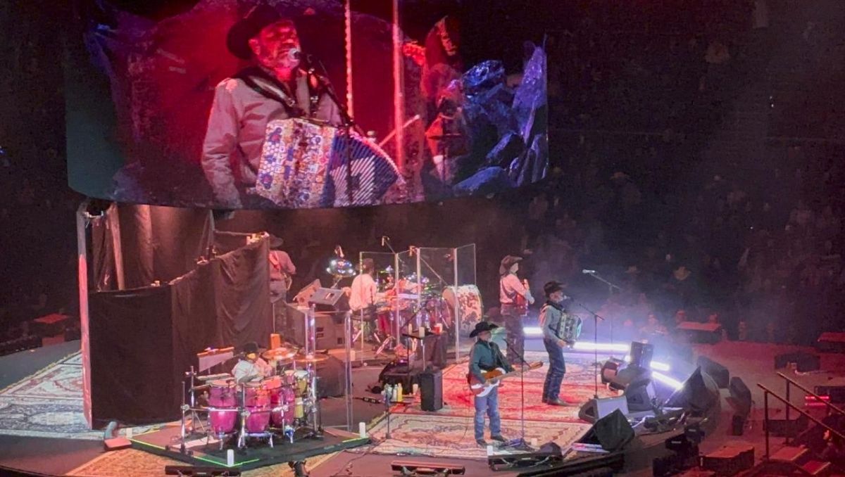 La agrupación tuvo un escenario 360 en el que giraban alrededor del lugar para tener una mejor cercanía con sus asistente. Tadeo Gómez