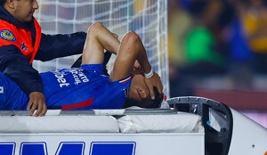 'Chiquete' Orozco sufre terrible lesión y sale en camilla del Tigres vs Cruz Azul