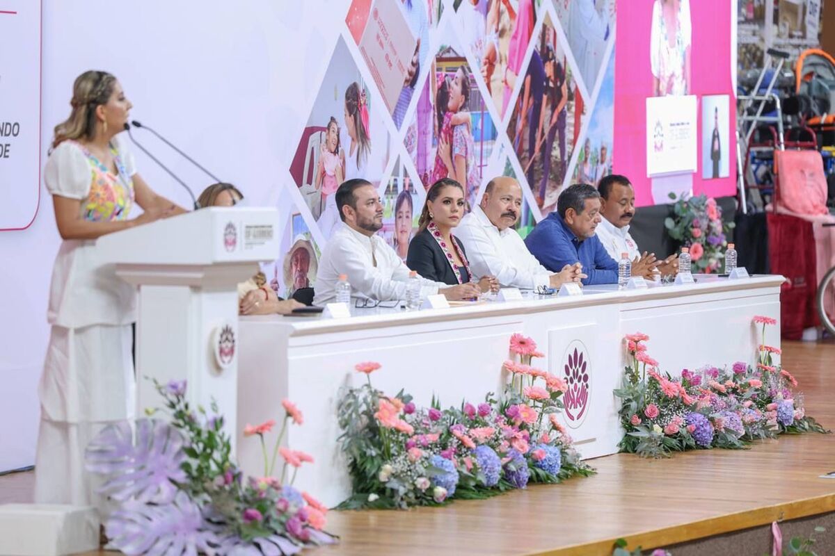 Gobernadora Evelyn Salgado acompaña a Liz Salgado en su 4to informe al frente del DIF Guerrero