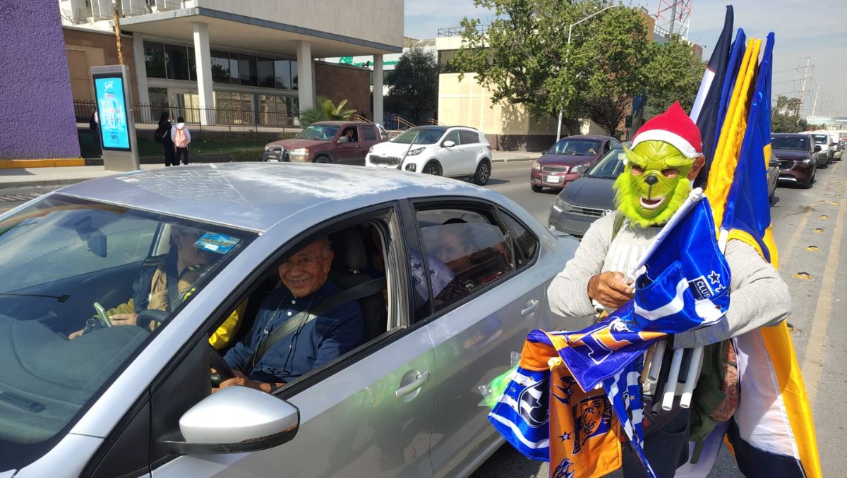 Francisco Morales vende sus banderas en el cruce de las avenidas Alfonso Reyes y Pedro Anaya. | Israel Santacruz