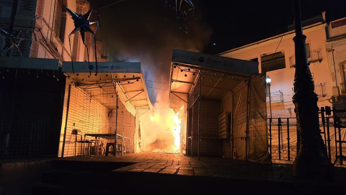 Incendio en Mercado Gavira consume locales en Guanajuato | Especial