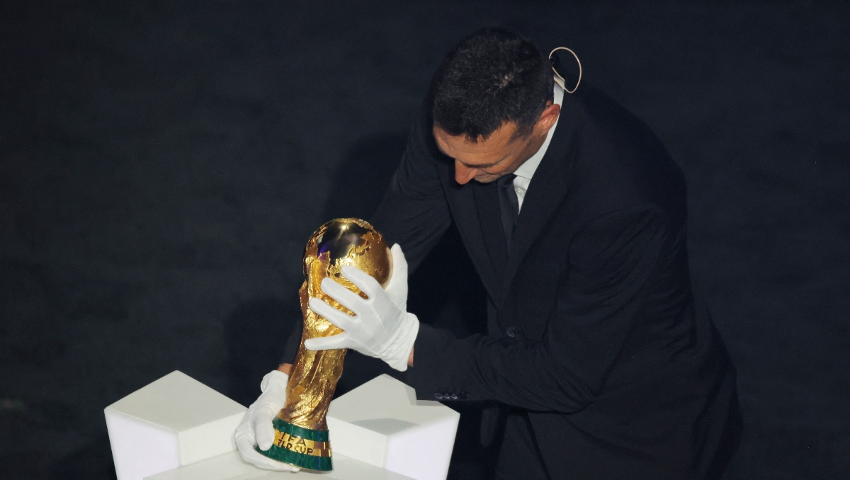 Infantino se disculpa con Scaloni por pedirle usar guantes para tocar la Copa del Mundo