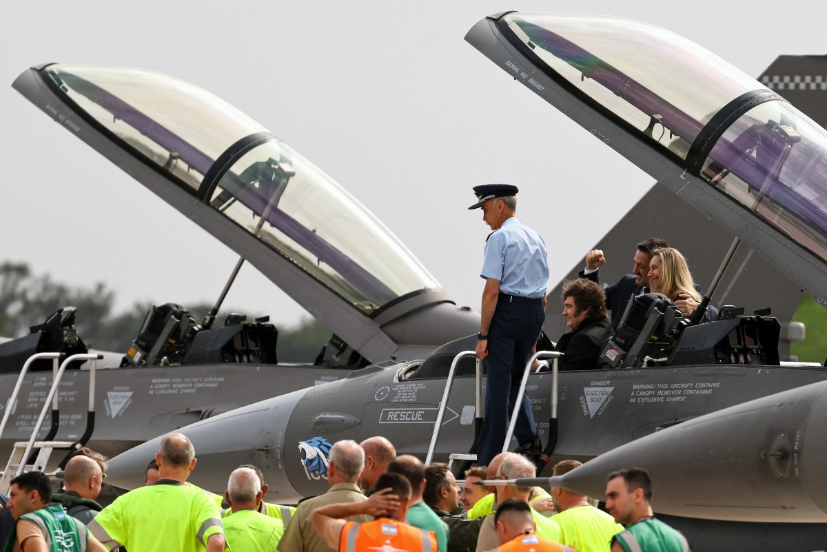 Milei muestra "ángeles protectores", aviones de combate comprados en Dinamarca
