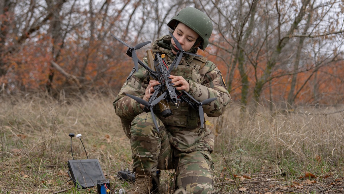 Monka monta un dron FPV durante una demostración | AP