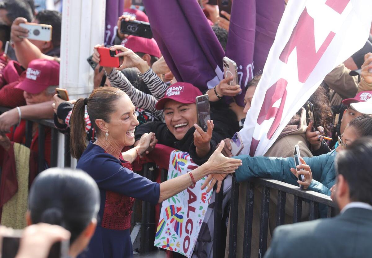 La presidenta Sheinbaum se acercó  a los asistentes del mitin de la 4T. | Foto: Jorge Carballo