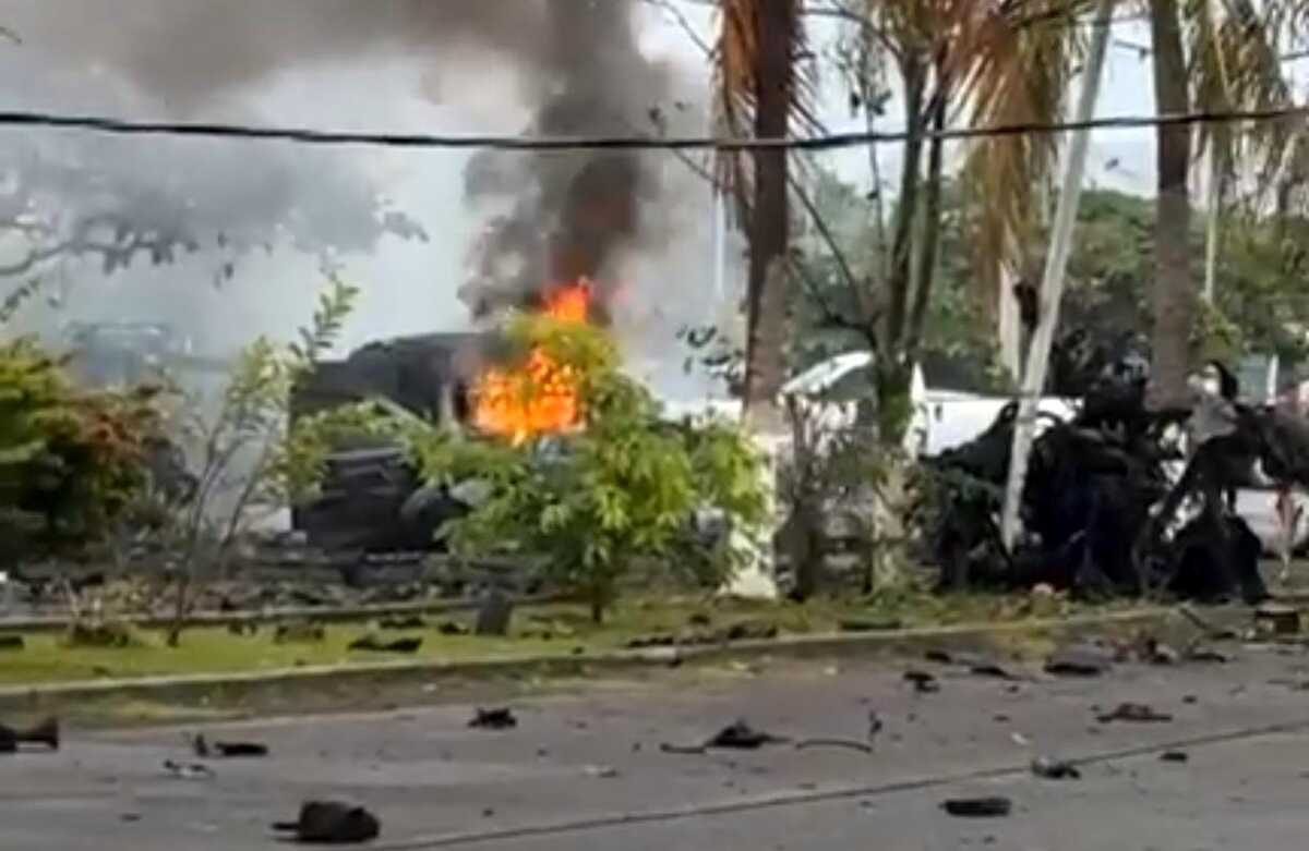 Explosión de presunto coche bomba en Policía Comunitaria de Coahuayana deja un muerto