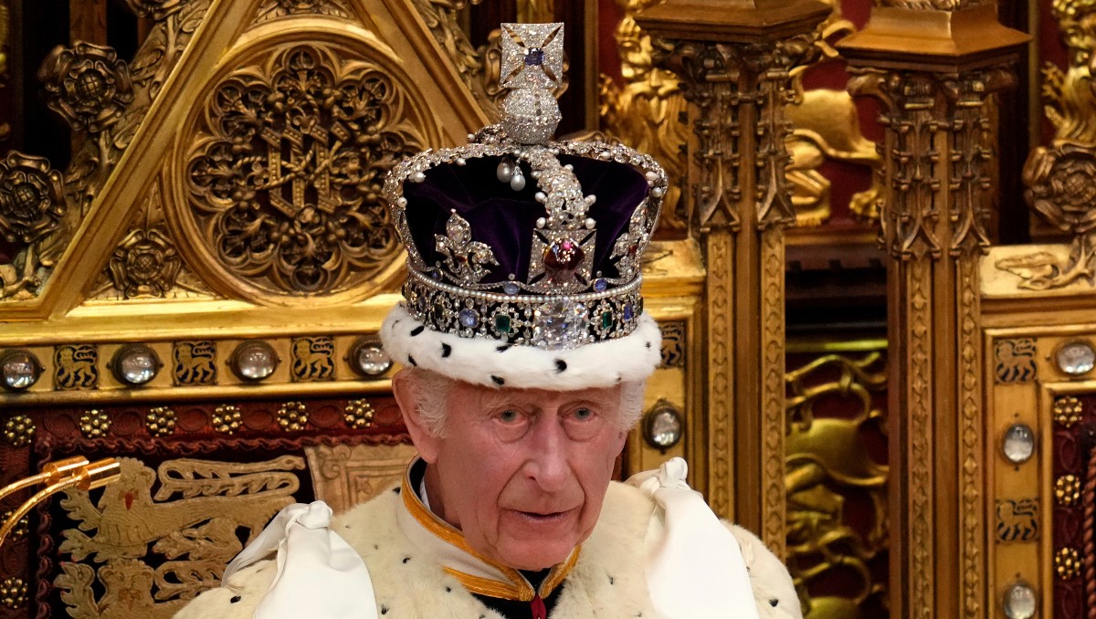 Manifestantes untan comida a vitrina donde exhibían corona del rey Carlos III; hay varios detenidos