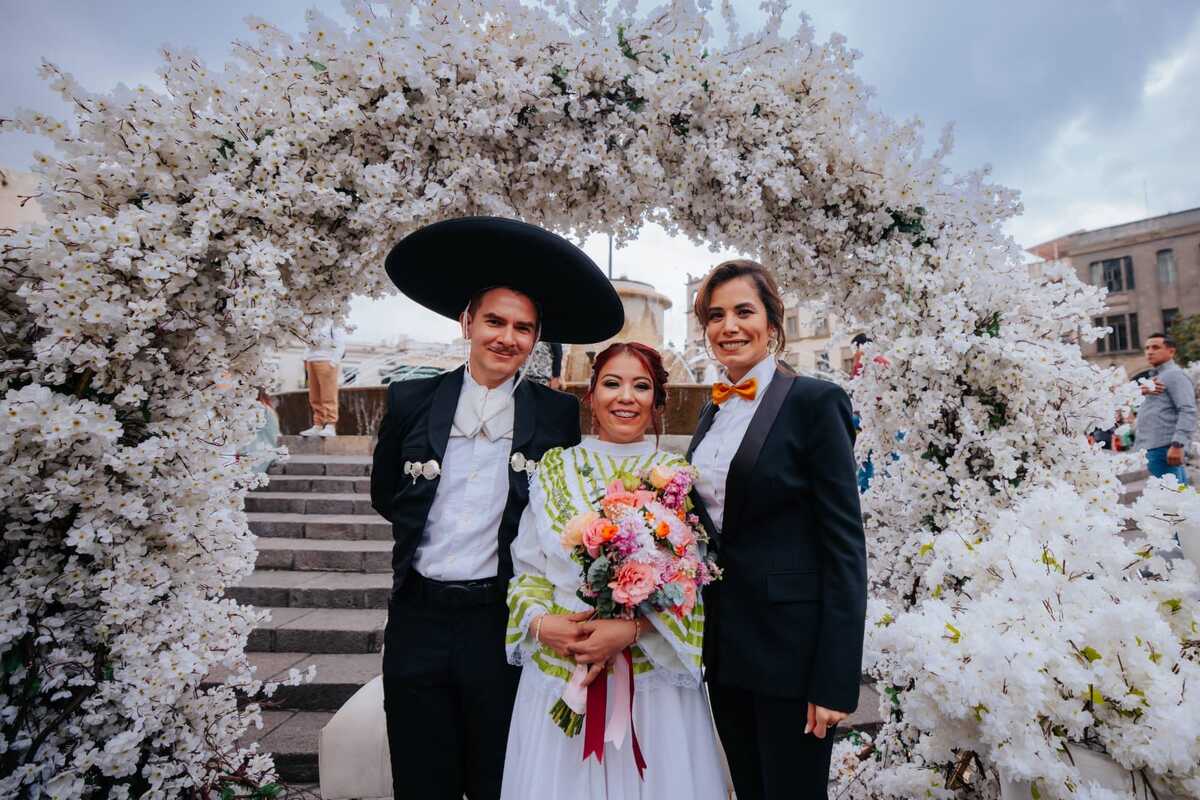 Verónica Delgadillo une a cientos de parejas | Cortesía