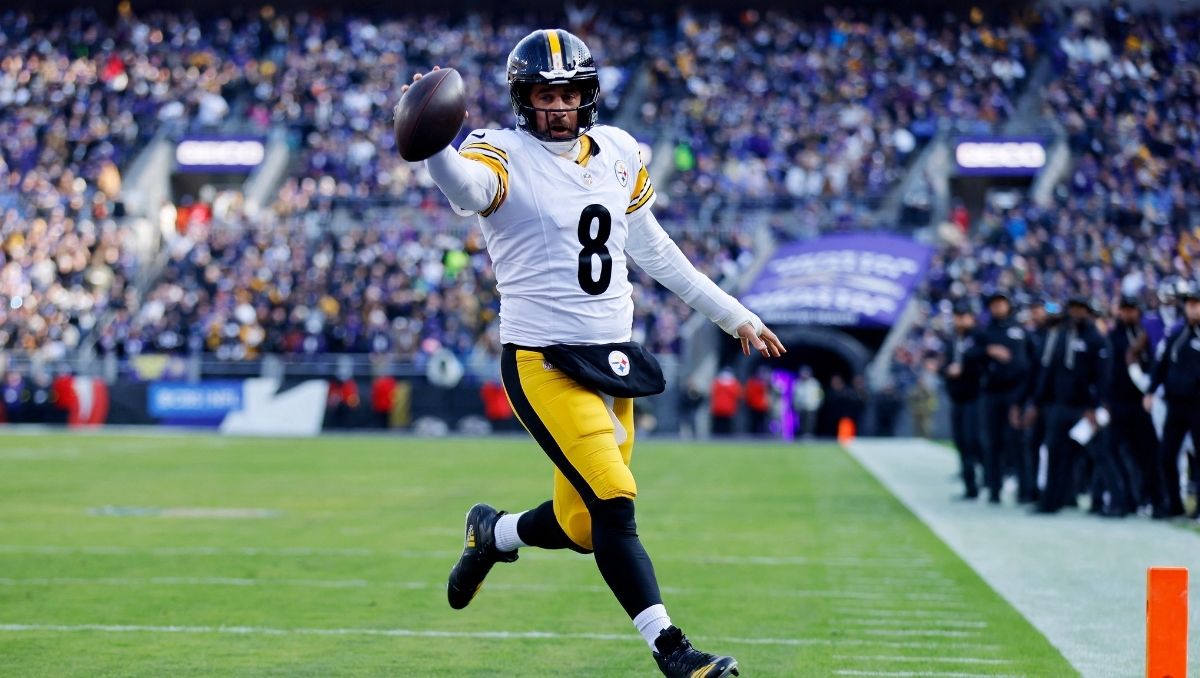 Aaron Rodgers realiza una anotación en la victoria de Steelers sobre Ravens (Reuters)
