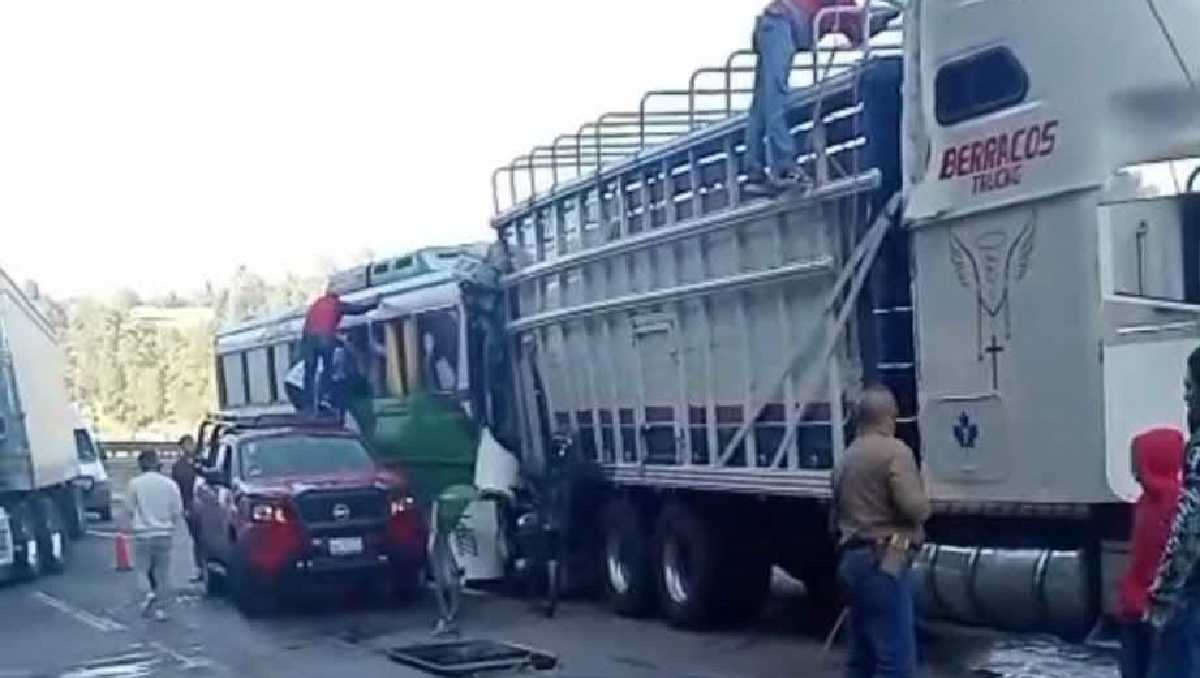 El accidente entre cuatro vehículos se registró en la zona limítrofe del Estado de México y Puebla. Foto: (Especial)