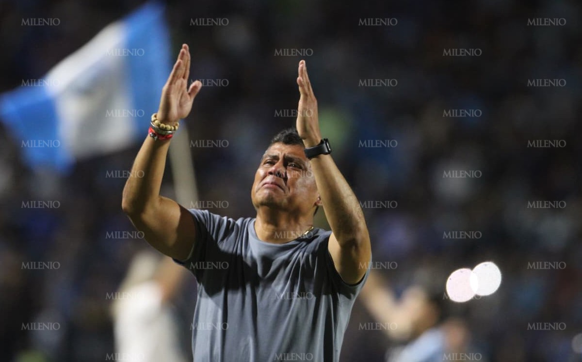 Conmovido tras el silbatazo final, Chima Ruiz agradece a sus jugadores el esfuerzo que llevó a la Jaiba Brava a conquistar el campeonato. |