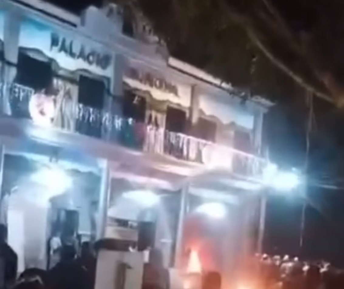 La gente llegó con garrafones de gasolina y le prendieron fuego a los adornos navideños. | Especial