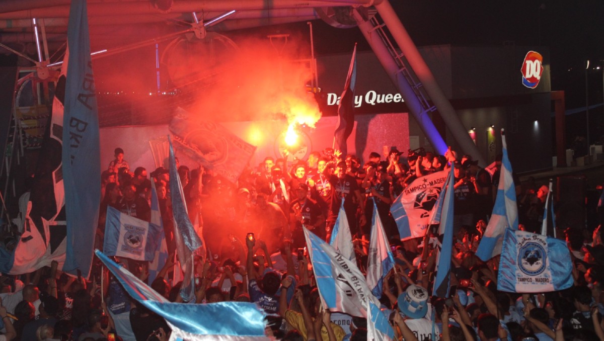Plantel de la Jaiba Brava celebra con su afición el campeonato de la Liga de Expansión. (Sergio Sánchez)